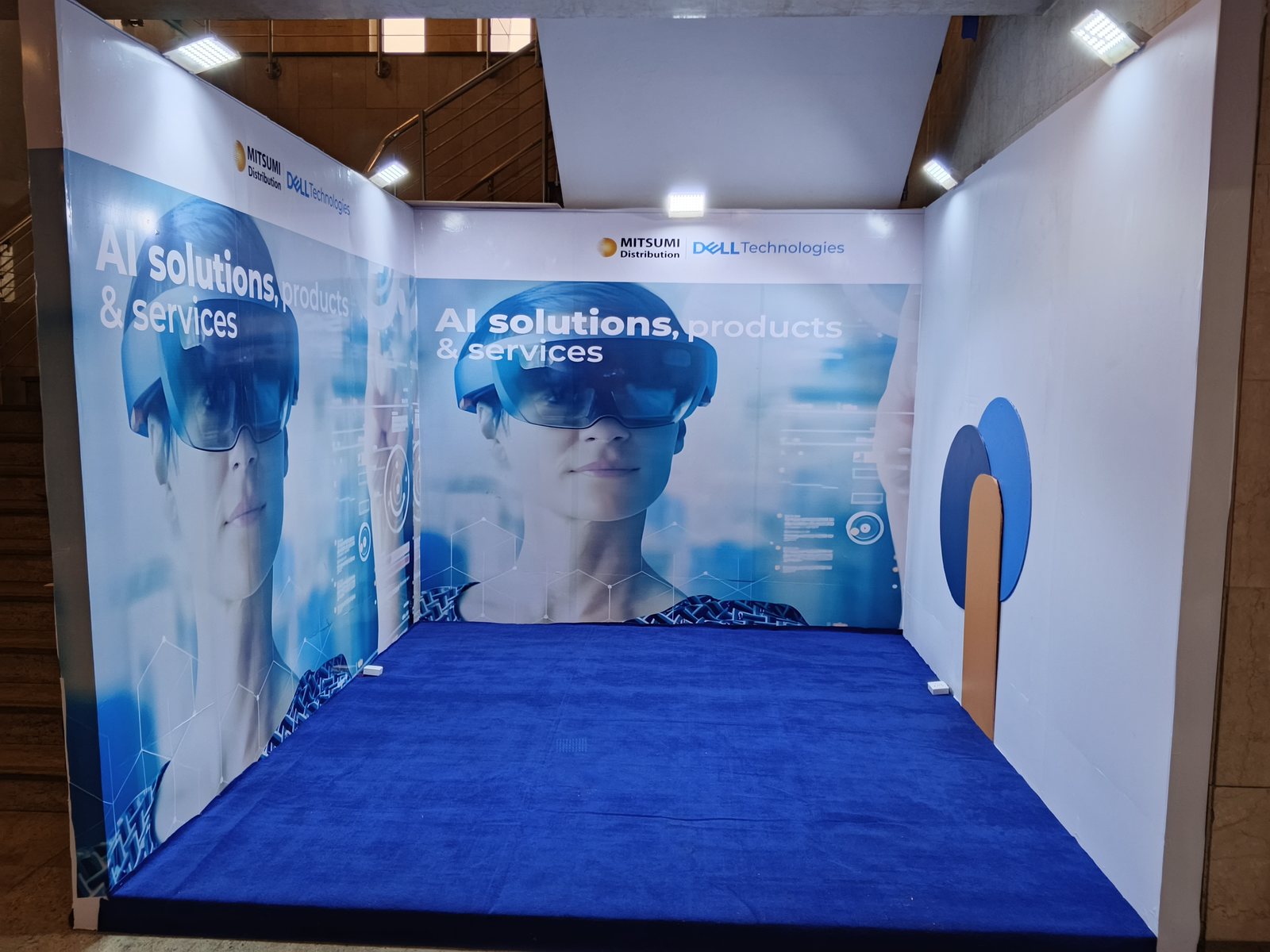 Immersive exhibition tunnel with full-wall branding